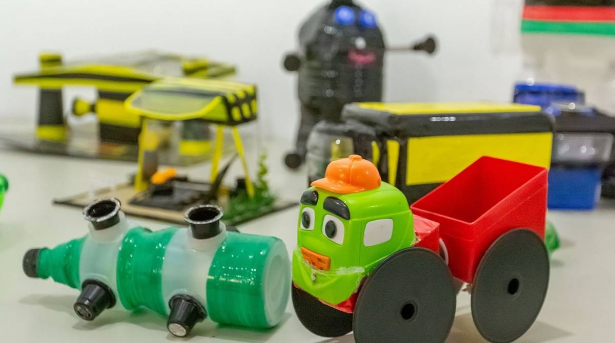 Exposição de brinquedos produzidos com materiais recicláveis da Sons Oficina Criativa, na galeria do Centro Macaé de Cultura