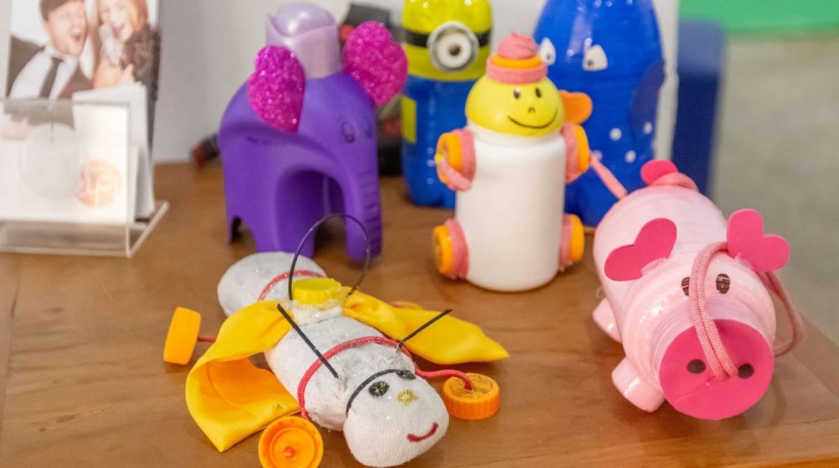 Exposição de brinquedos produzidos com materiais recicláveis da Sons Oficina Criativa na galeria do Centro Macaé de Cultura - Rui Porto Filho/Divulgação prefeitura de Macaé