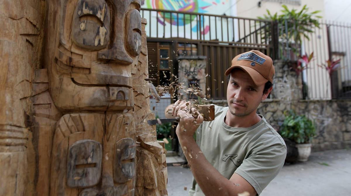 Dimiti Oliveira transforma árvore morta em arte no Maracanã - Luciano Belford