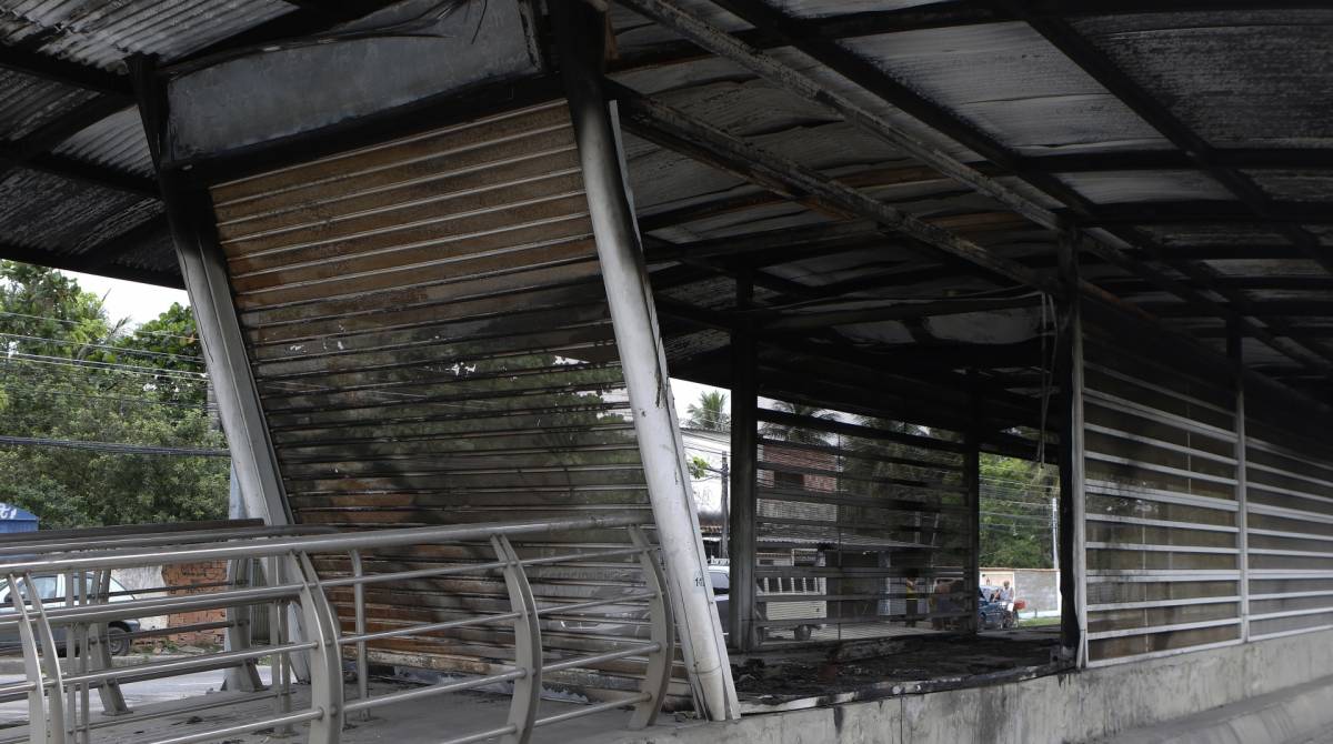 Rio de Janeiro - RJ  -  07/10/2019 -  Geral - Esta&ccedil;oes do BRT abandonadas na Avenida Cesario de Melo, em Santa Cruz, zona oeste do Rio - Foto Reginaldo Pimenta / Agencia O Dia