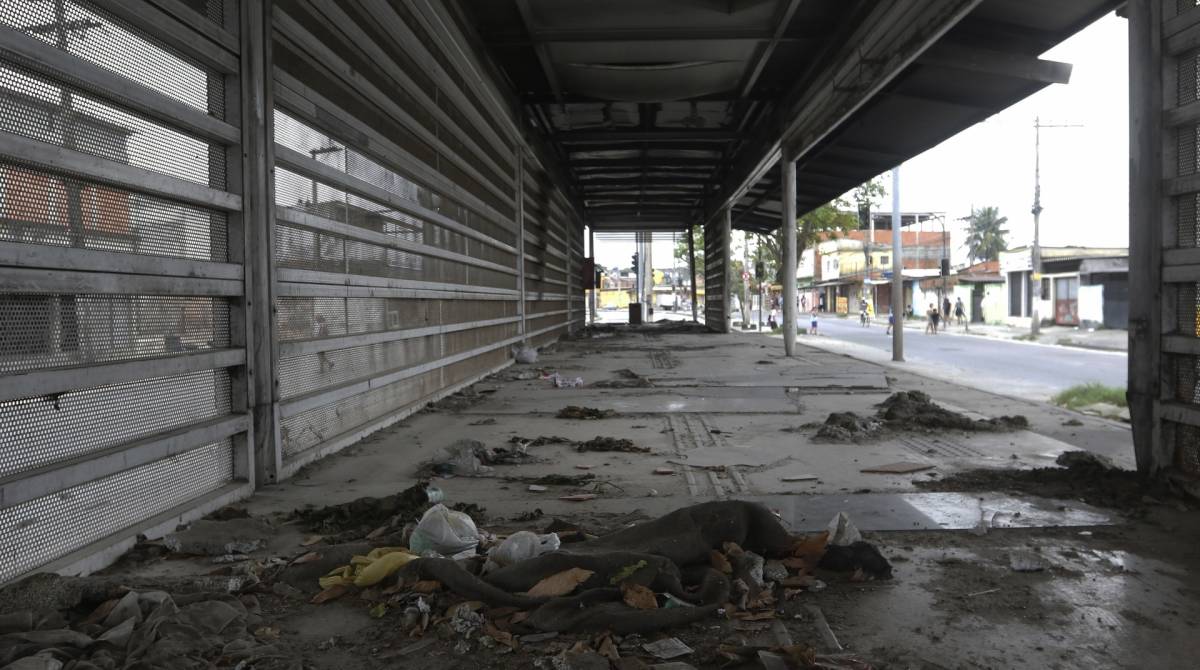 Na parte interna da Esta&ccedil;&atilde;o Cesar&atilde;o I, o retrato do abandono