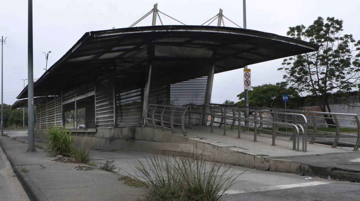 Esta&ccedil;&atilde;o abandonada: entre as melhorias a serem feitas no BRT Transoeste, est&atilde;o a reativa&ccedil;&atilde;o de 22 esta&ccedil;&otilde;es da Avenida Ces&aacute;rio de Melo, na Zona Oeste, e o conserto de 90 &ocirc;nibus