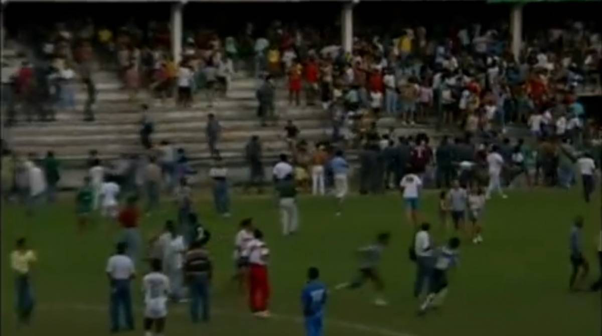 As torcidas de Botafogo e Fluminense invadiram o campo das Laranjeiras, a partida foi interrompida e a briga foi parar no Tribunal - Reprodução Internet