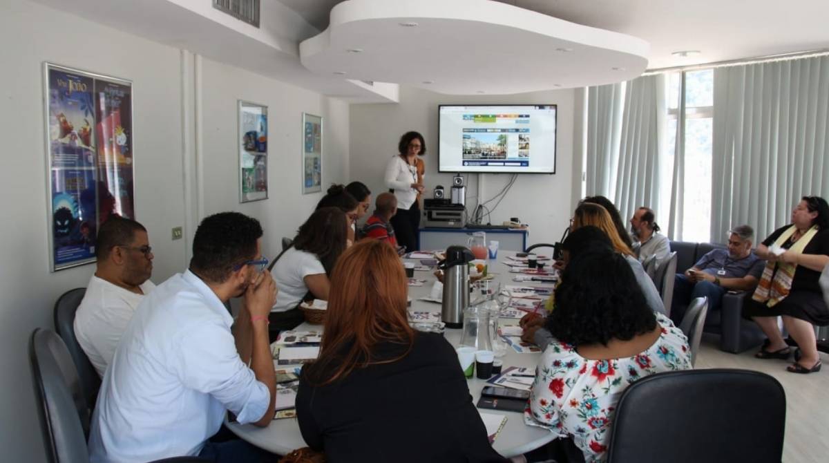 A assessora institucional, Daniele Barros, e a equipe de professores se reuniu com representantes da MultiRio, que explicaram vários de seus produtos