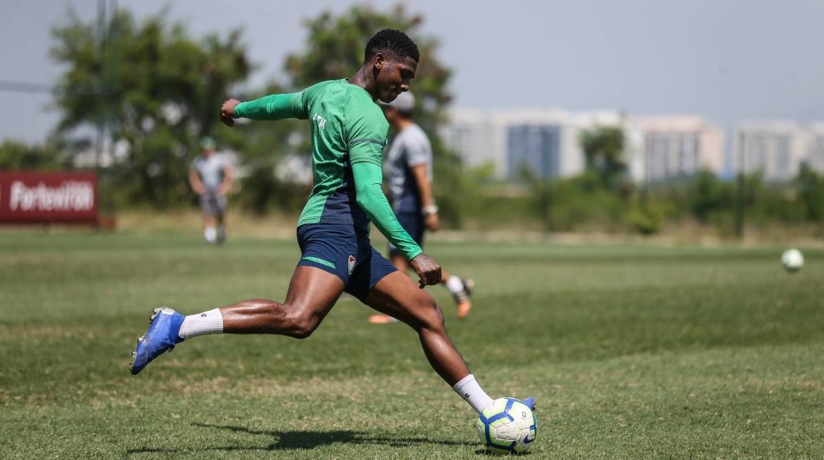 Yony González no treino do Fluminense - LUCAS MERÇON / FLUMINENSE