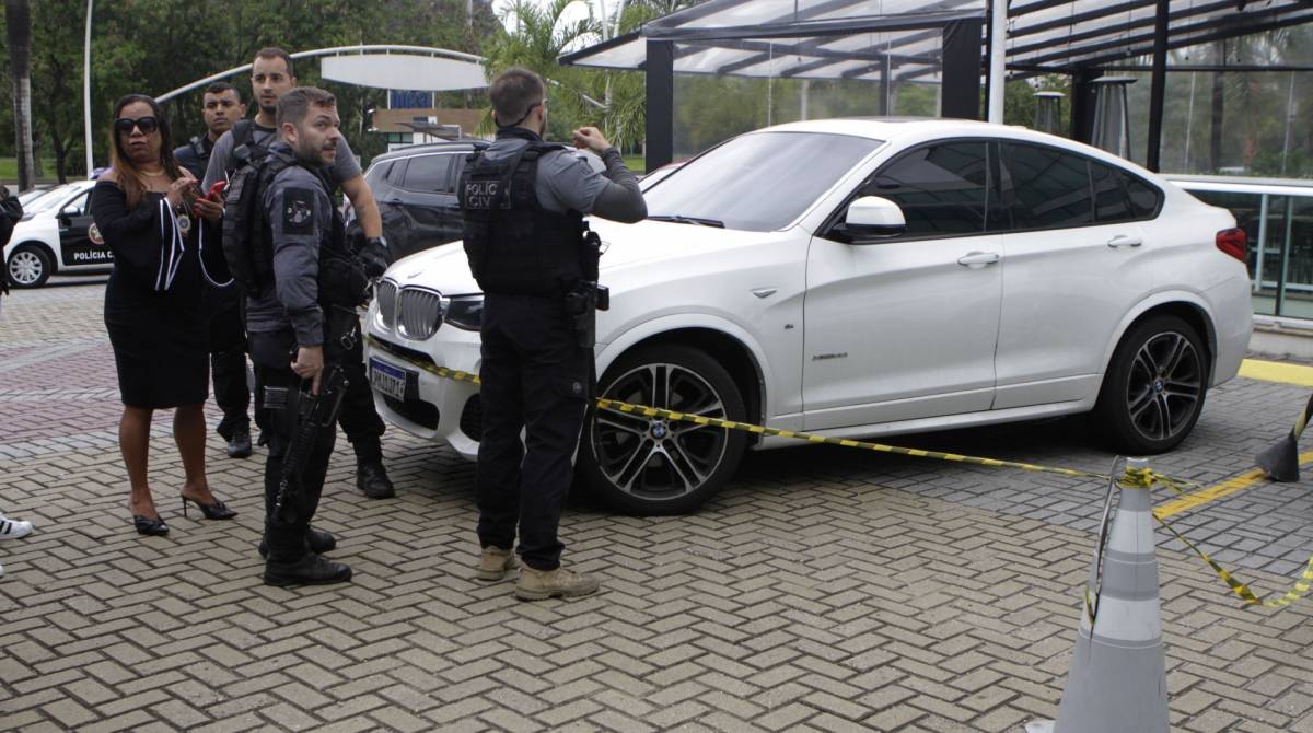 Rio,08/10/2019 -RECREIO DOS BANDEIRANTES- Centro Comercial Blue Center,Filha do bicheiro Maninho e baleada no Recreio dos Bandeirantesl, Shanna Garcia, foi baleaba na manha desta terca feira, na foto, carro da vitima sendo periciado.Foto: Cl&eacute;ber Mendes/Ag&ecirc;ncia O Dia