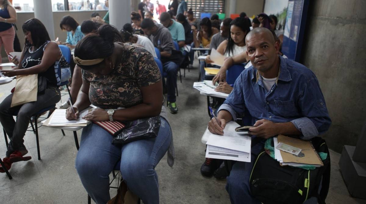 Rio, 08/10/2019 -  Candidatos a uma vaga de emprego na Roda gigante da Praca Maua, fazem fila na Gamboa. Centro do Rio. Na Foto, Marcio Santos. Foto: Ricardo Cassiano/Agencia O Dia
