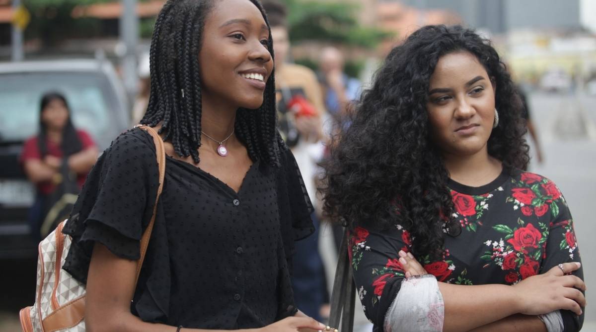 Rio, 08/10/2019 -  Candidatos a uma vaga de emprego na Roda gigante da Praca Maua, fazem fila na Gamboa. Centro do Rio. Na Foto, Lais Muniz e Mayara Ferreira. Candidatos a uma vaga. Foto: Ricardo Cassiano/Agencia O Dia