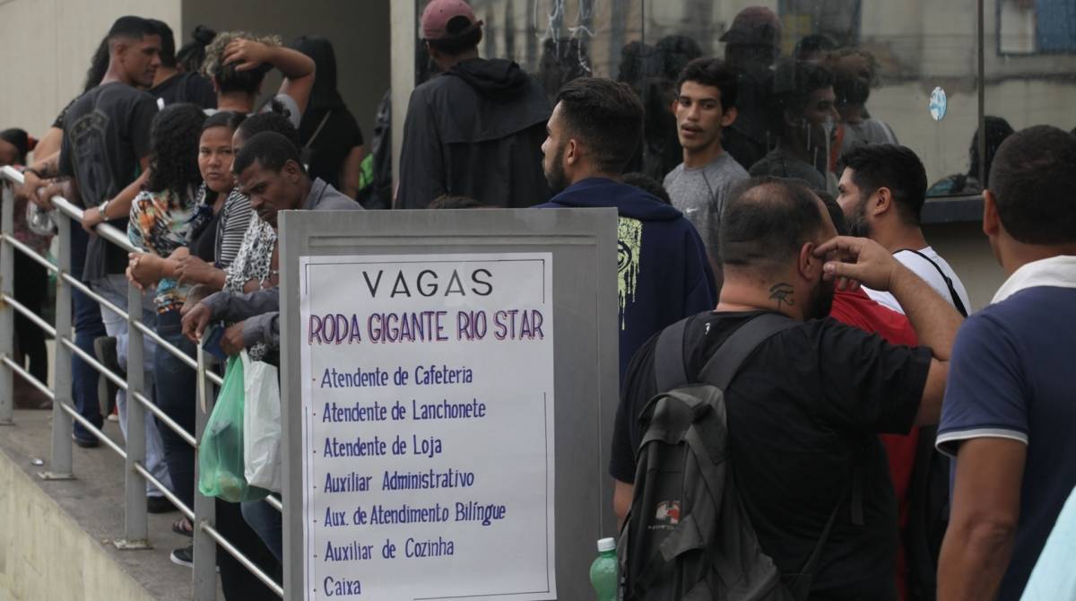 Centenas de pessoas formaram uma fila para conseguir uma das 80 vagas disponíveis
- Ricardo Cassiano/Agencia O Dia