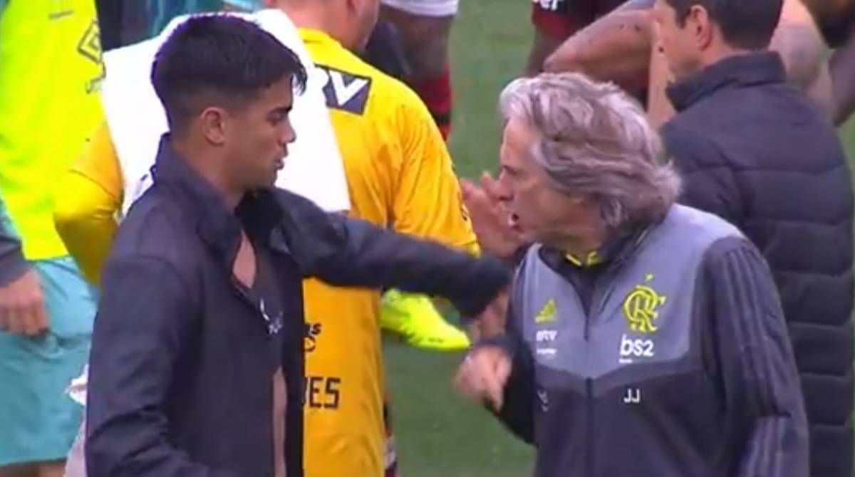 O técnico Jorge Jesus discute com Reinier, depois da vitória sobre a Chapecoense: palavras duras