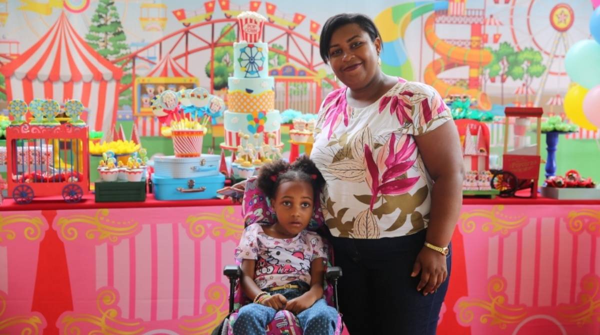Márcia Rocha com a filha Jamile que tem paralisia cerebral e recebe tratamento no local há quatro anos 