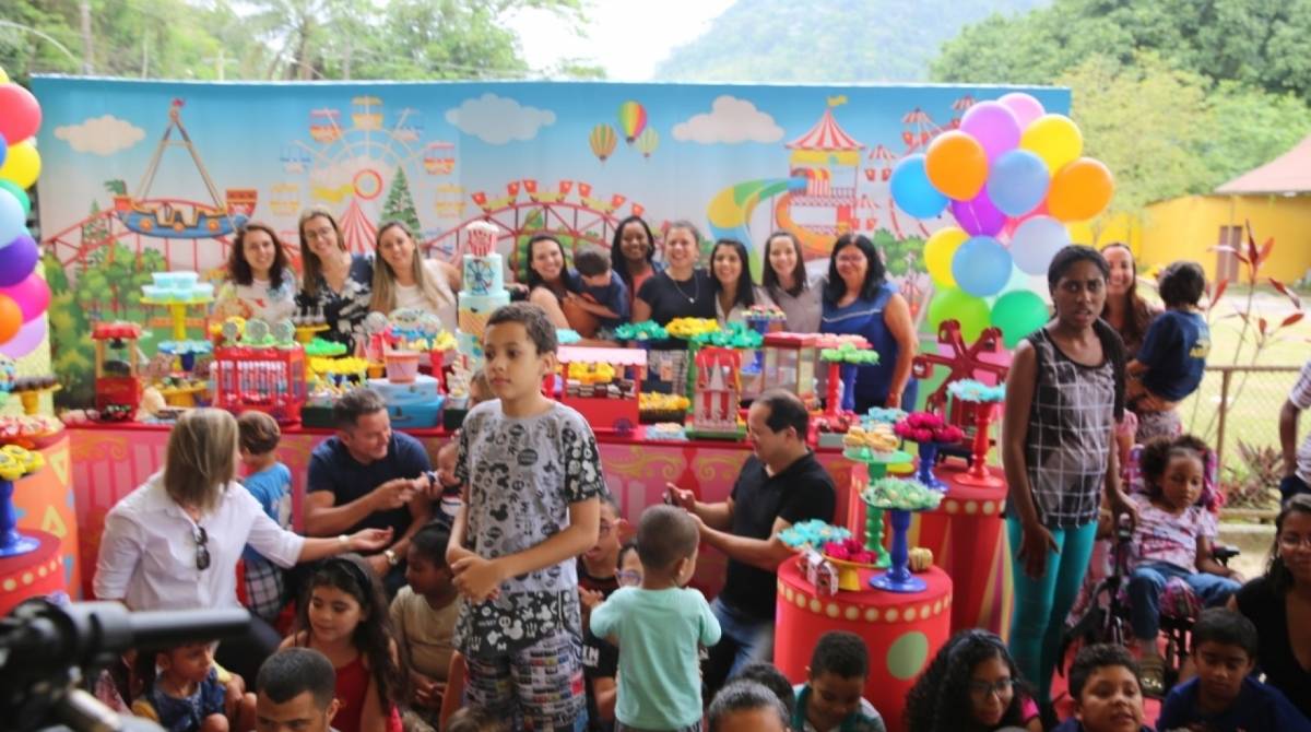 O empresário Jonatas Dantas organizou a festa das crianças com a equipe de atendimento e apoio do Centro