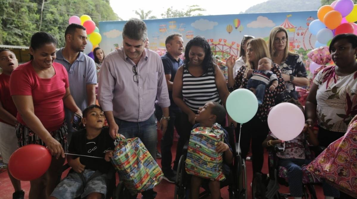 O prefeito Washington Reis ajudou na distribuição de presentes  - Gabriel Mendes /Divulgação PMDC