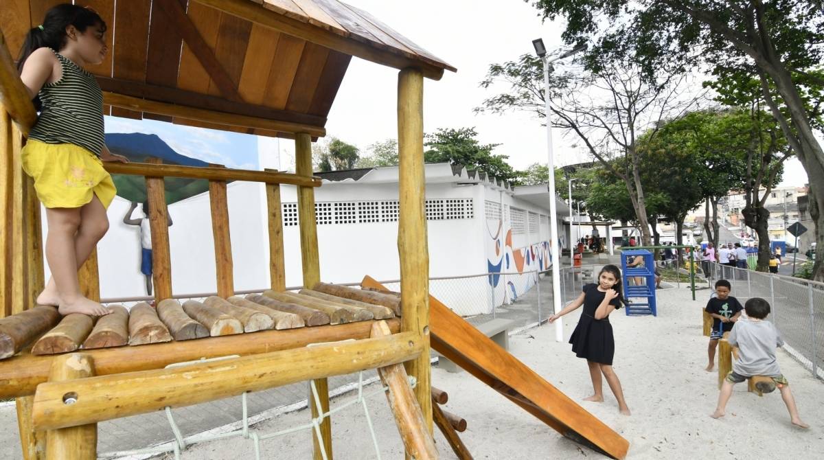 Uma casinha parecida com casinha de árvore também foi construída em uma das praças 