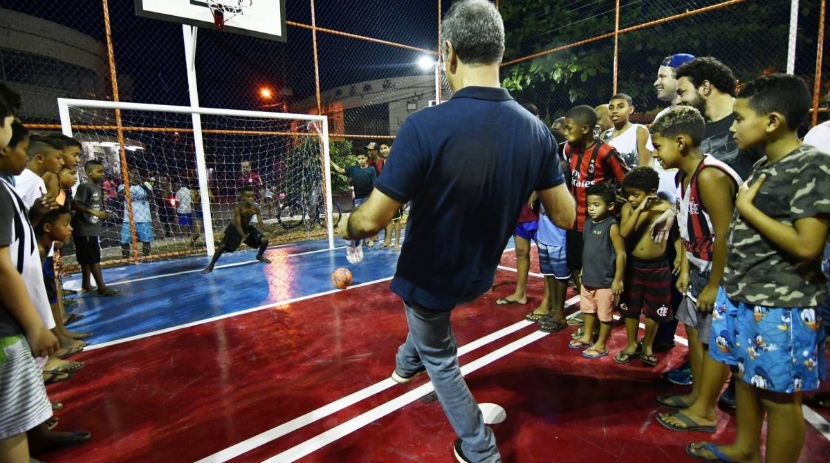 O prefeito Rogerio Lisboa testou sua habilidade com a bola em uma das quadras poliesportivas construídas para a população