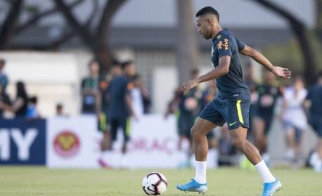 Renan Lodi toma segunda dose da vacina contra a Covid-19 após ficar fora da Seleção