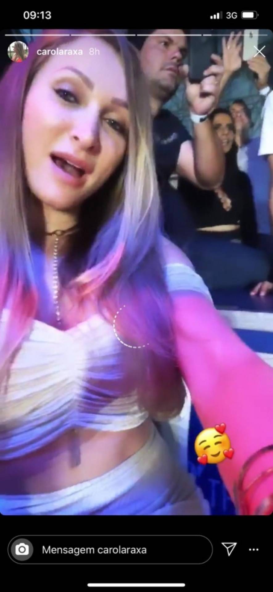 Priscilla Carolina assistiu ao show de Eduardo Costa do palco  - Reprodução da internet 