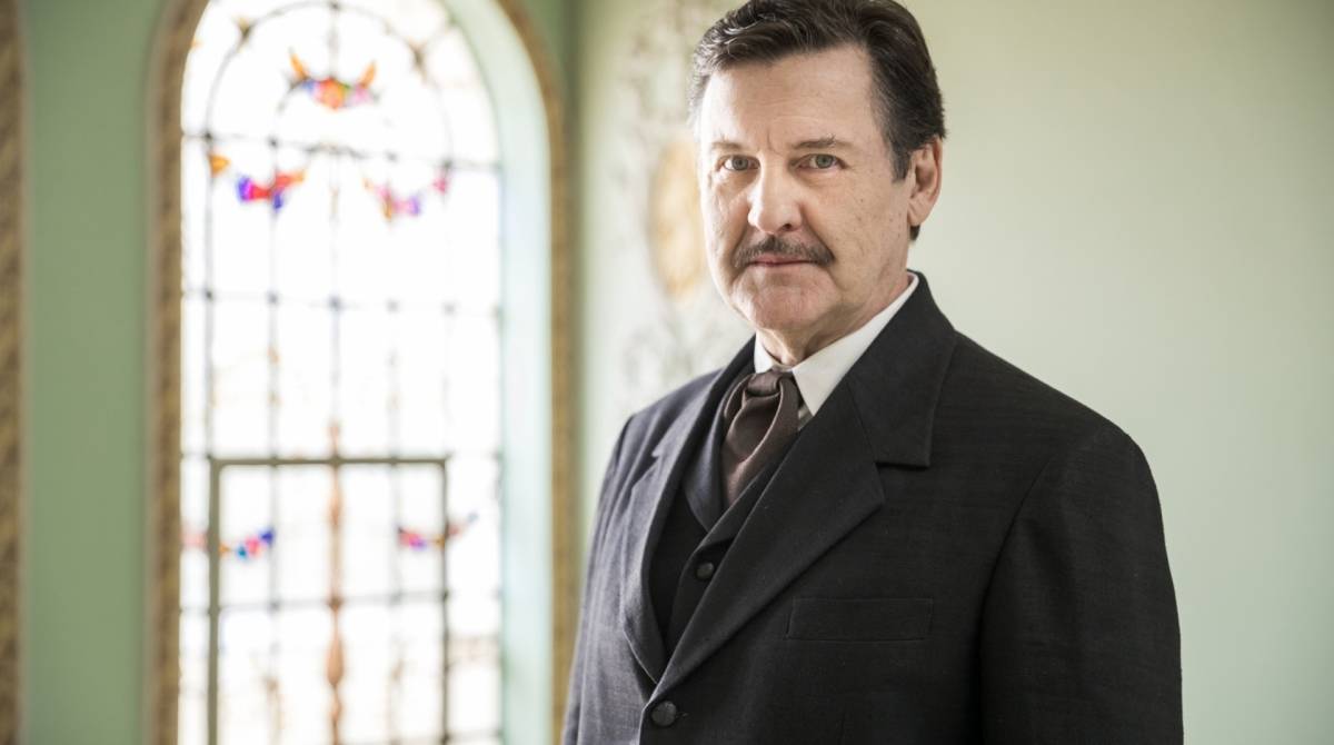 Julio (Antonio Calloni)