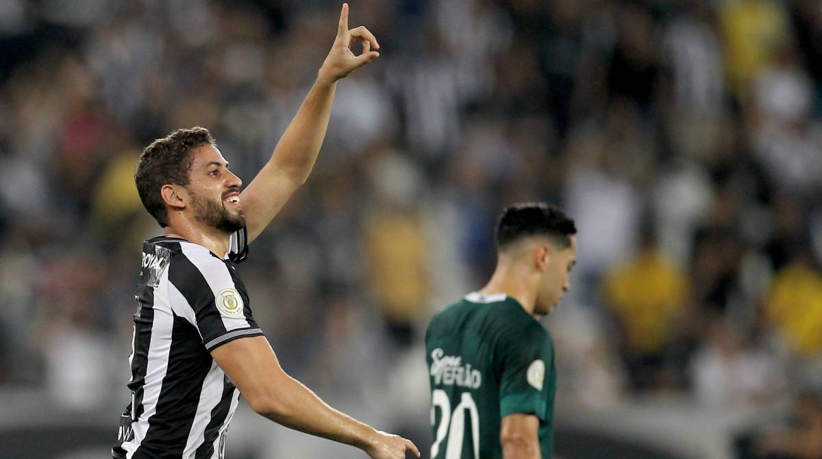 Gabrielfaz sinal para a torcida após marcar o primeiro gol do Botafogo 