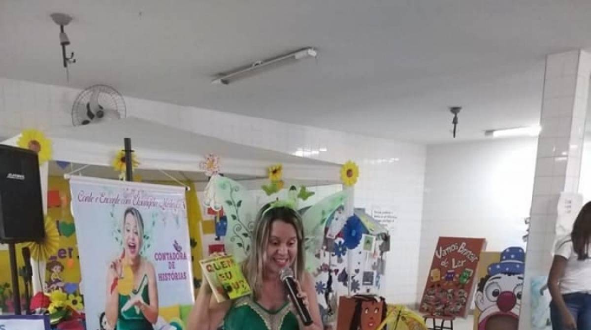 A escritora Elisângela Medeiros contando histórias para as crianças  - Divulgação
