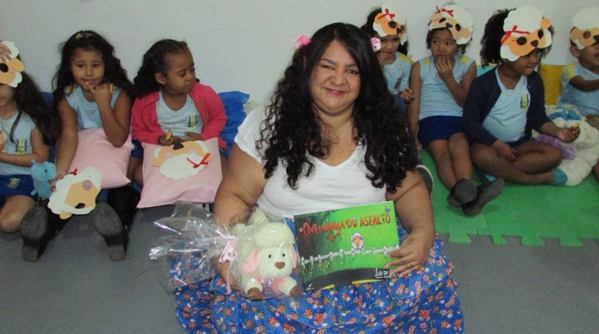 A escritora Lisi de Castro com alunos 