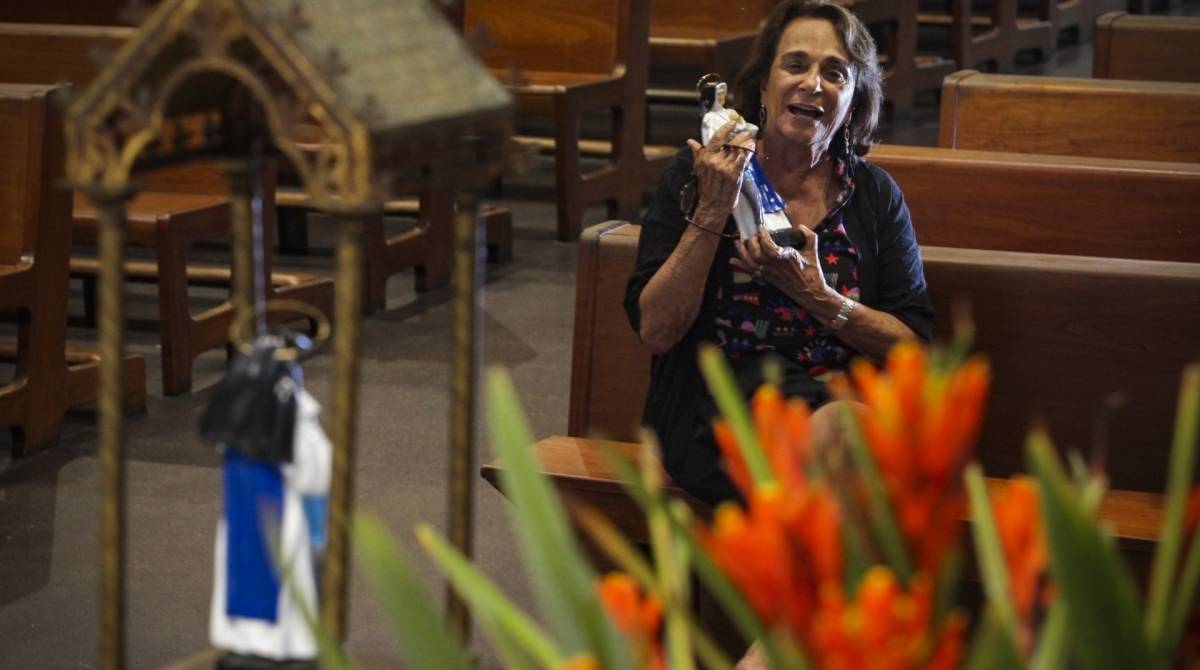 Na Paróquia da Ressurreição, em Ipanema: Maria Christina Sá, de 87 anos, conviveu com Irmã Dulce na década de 1960, na Bahia - Foto: Ricardo Cassiano/Agencia O Dia