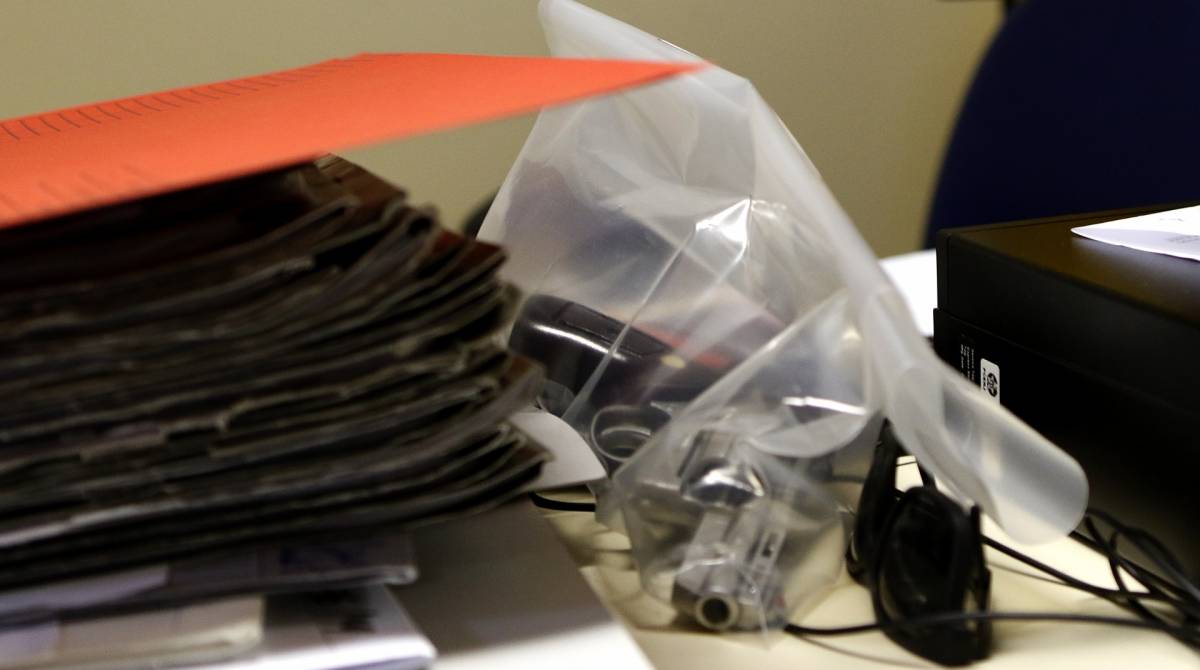 Rio de Janeiro - RJ  -  09/10/2019 -  Policia - Policiais civis da DHBF ( Delegacia de Homocidios da Baixada Fluminense ) cumprem mandados de busca e apreensao contra um grupo de miliciamos da regiao - na foto,  revolver calibre 38, encontrado com Marcos Antonio dos Santos Amaral ( Alemao ) em casa -  Foto Reginaldo Pimenta / Agencia O Dia