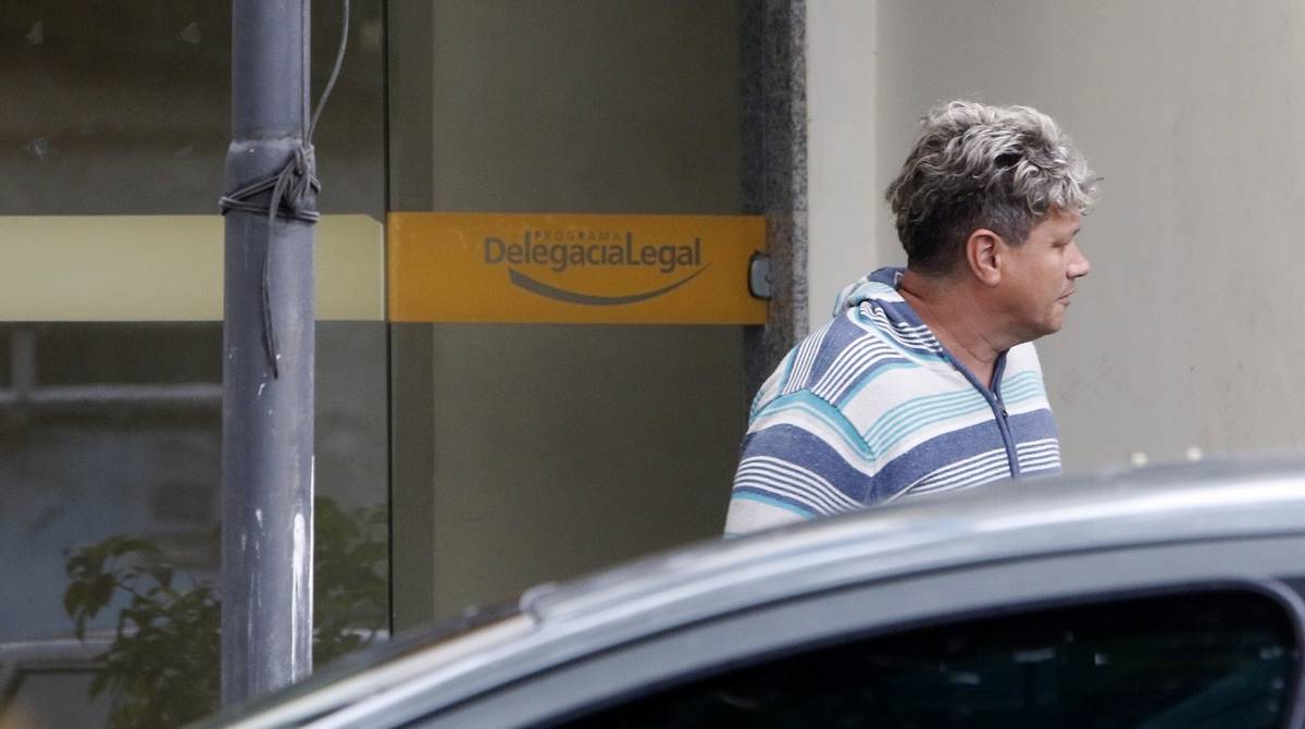 Rio de Janeiro - RJ  -  09/10/2019 -  Policia - Policiais civis da DHBF ( Delegacia de Homocidios da Baixada Fluminense ) cumprem mandados de busca e apreensao contra um grupo de miliciamos da regiao - na foto, Marcos Antonio dos Santos Amaral ( Alemao ), preso com revolver calibre 38 em casa e liberado apos pagar fiança -   Foto Reginaldo Pimenta / Agencia O Dia