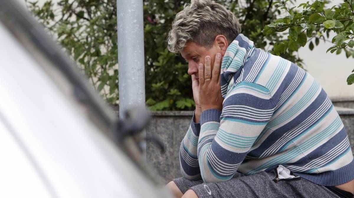 Rio de Janeiro - RJ  -  09/10/2019 -  Policia - Policiais civis da DHBF ( Delegacia de Homocidios da Baixada Fluminense ) cumprem mandados de busca e apreensao contra um grupo de miliciamos da regiao - na foto, Marcos Antonio dos Santos Amaral ( Alemao ), preso com revolver calibre 38 em casa e liberado apos pagar fiança -   Foto Reginaldo Pimenta / Agencia O Dia
