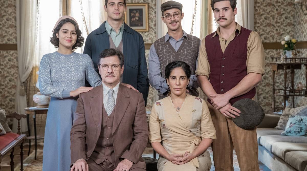 Júlio (Calloni) com a família (D): Isabel (Giullia Buscacio), Carlos (Danilo Mesquita), Julinho (André Luiz Frambach), Alfredo (Nicolas Prattes) e Lola (Gloria Pires). E a amante, Marion (Ellen Rocche)