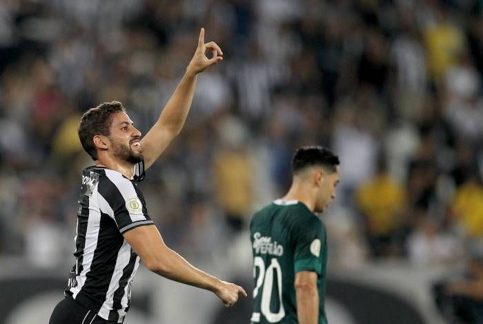 Gabrielfaz sinal para a torcida após marcar o primeiro gol do Botafogo 
