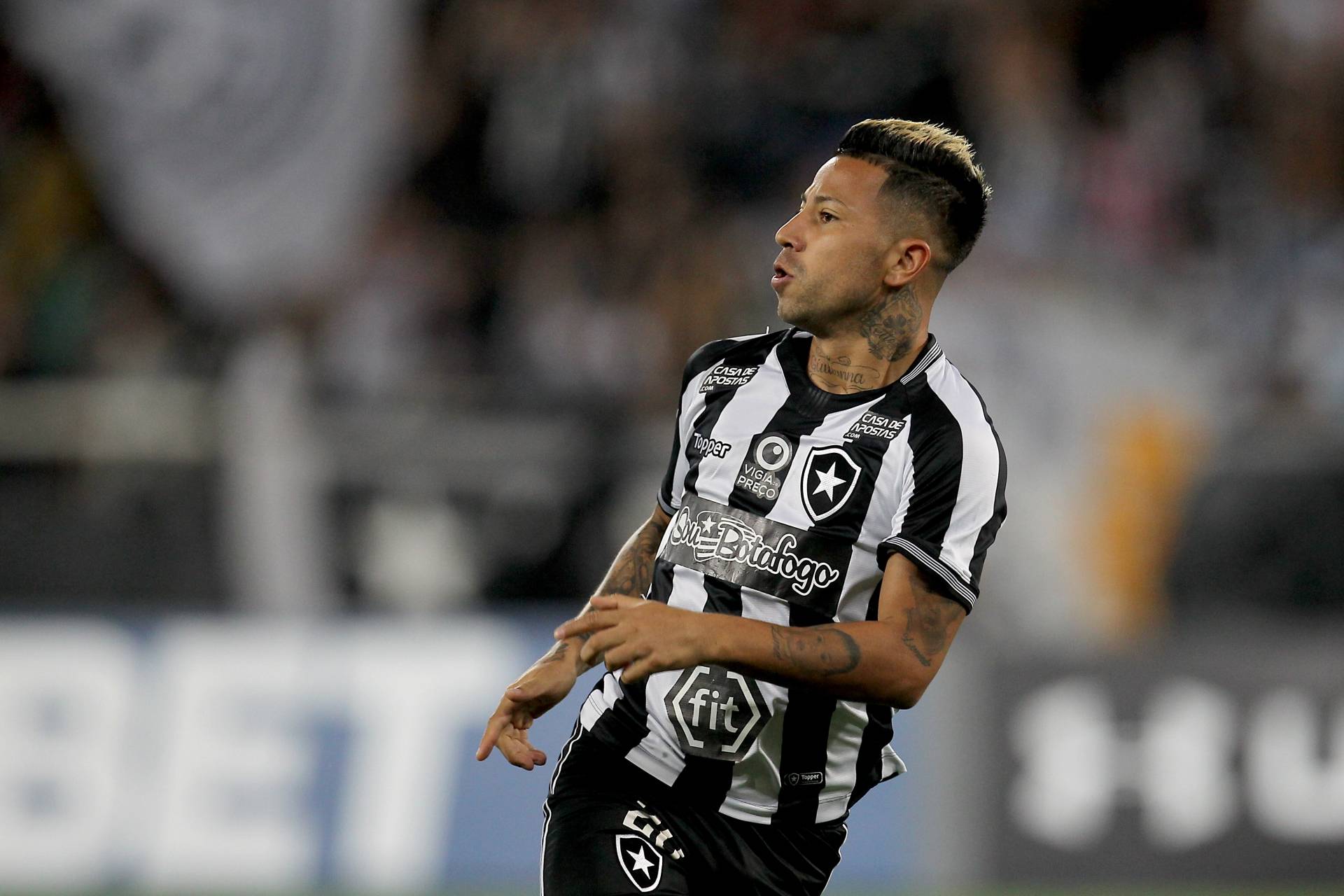 Leo Valencia comemora gol - Luciano Belford / Ag&ecirc;ncia O Dia