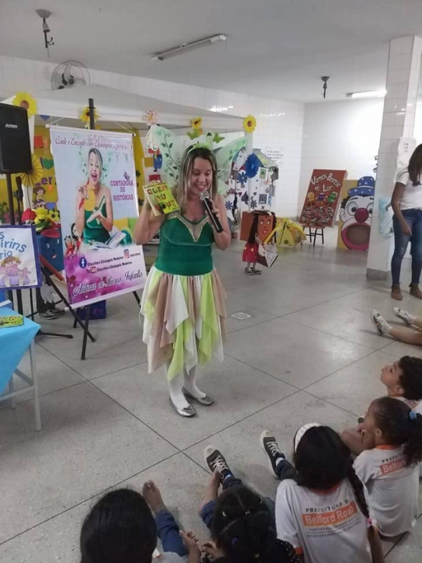 A escritora Elisângela Medeiros contando histórias para as crianças 