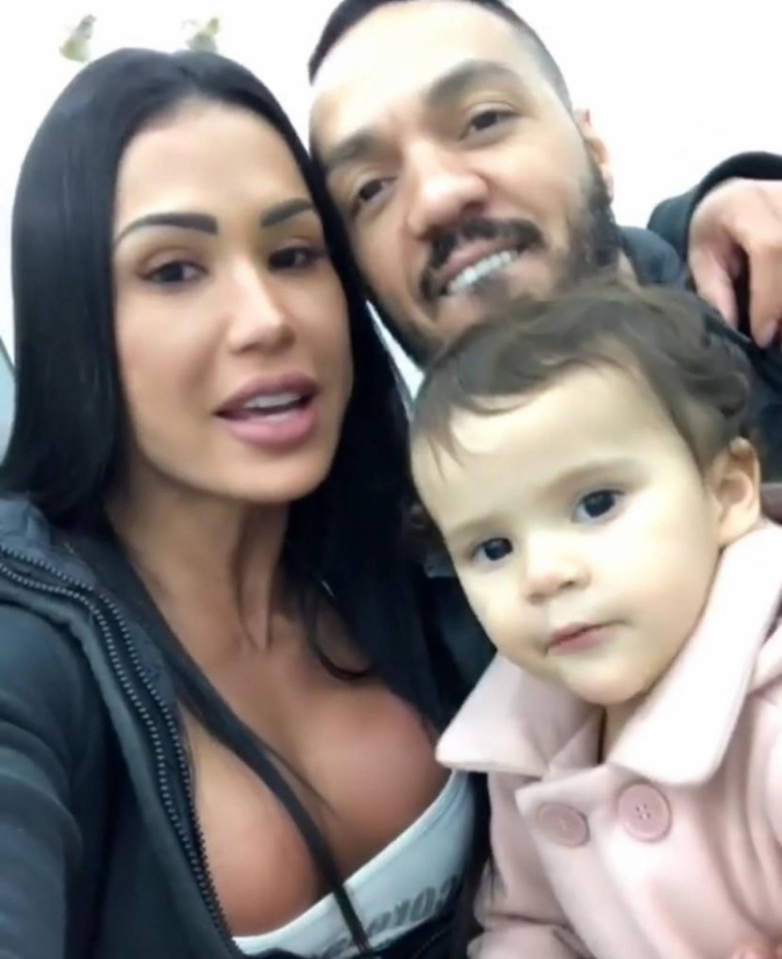 Gracyanne Barbosa, Belo e a pequena Alice - Reprodução de internet 