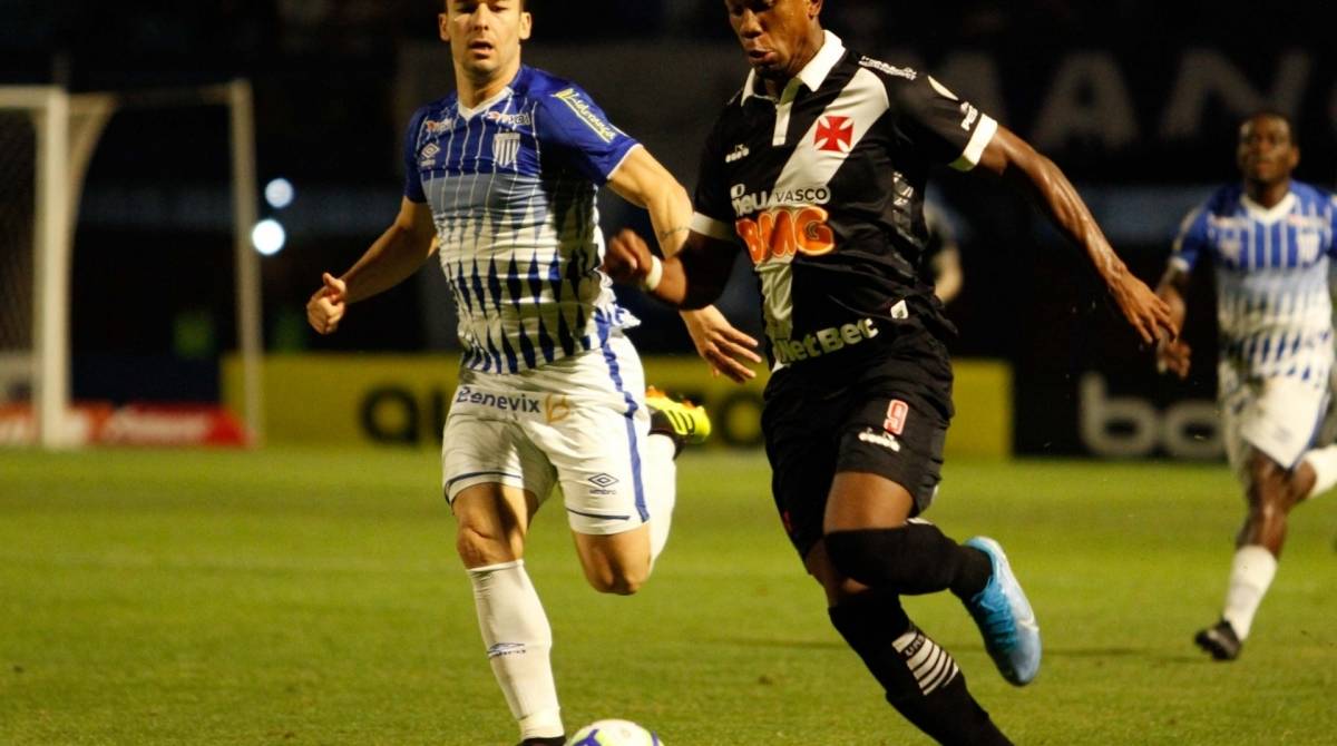 Ribamar tenta se livrar da marcação: o atacante do Vasco teve ótima chance de gol, mas não a aproveitou - Filipe de Andrade/Estadão Conteúdo