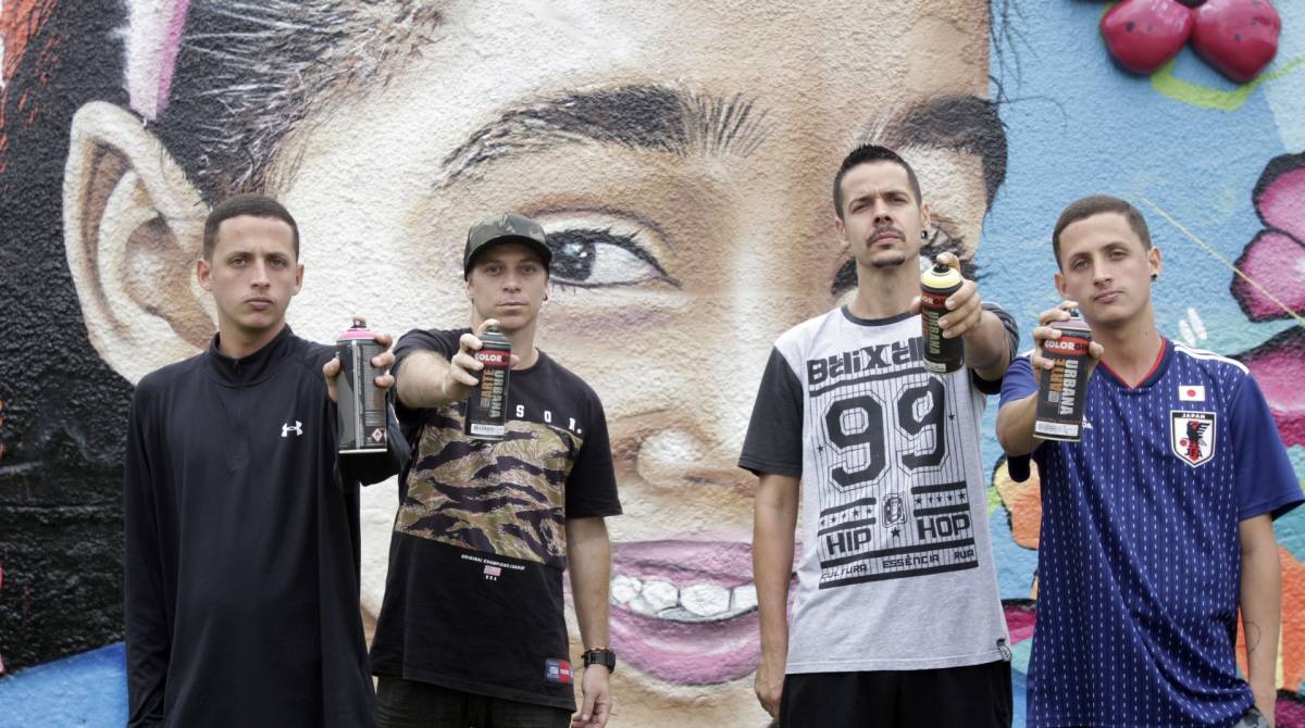 Rio,10/10/2019 - MESQUITA- Caderno da Baixada, Grafiteiros que querem mudar a cara da Chatuba pelo projeto Baixada Style. Na foto,David Nogueira(Dante ,bone), Marcos Oliveira(Budog, de cinza), Gean de Freitas(camisa Japao) e Ruan de Freitas .Foto: Cléber Mendes/Agência O Dia
