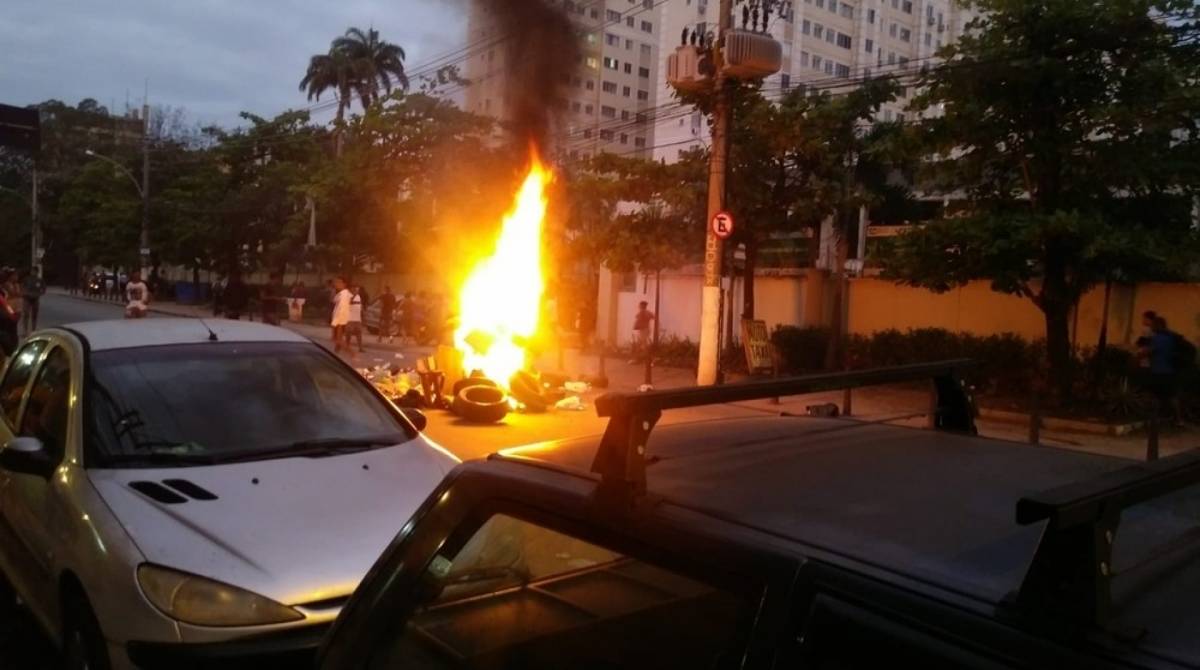 Moradores atearam fogo a pneus em protesto contra morte durante operação da polícia na favela Para-Pedro