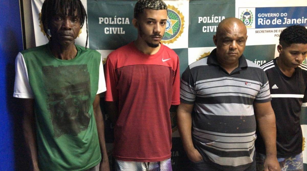 Jorge Luiz Barbosa Lopes (camisa polo listrada), 52 anos, &eacute; apontado como o maior ladr&atilde;o de cargas da Baixada - Divulga&ccedil;&atilde;o