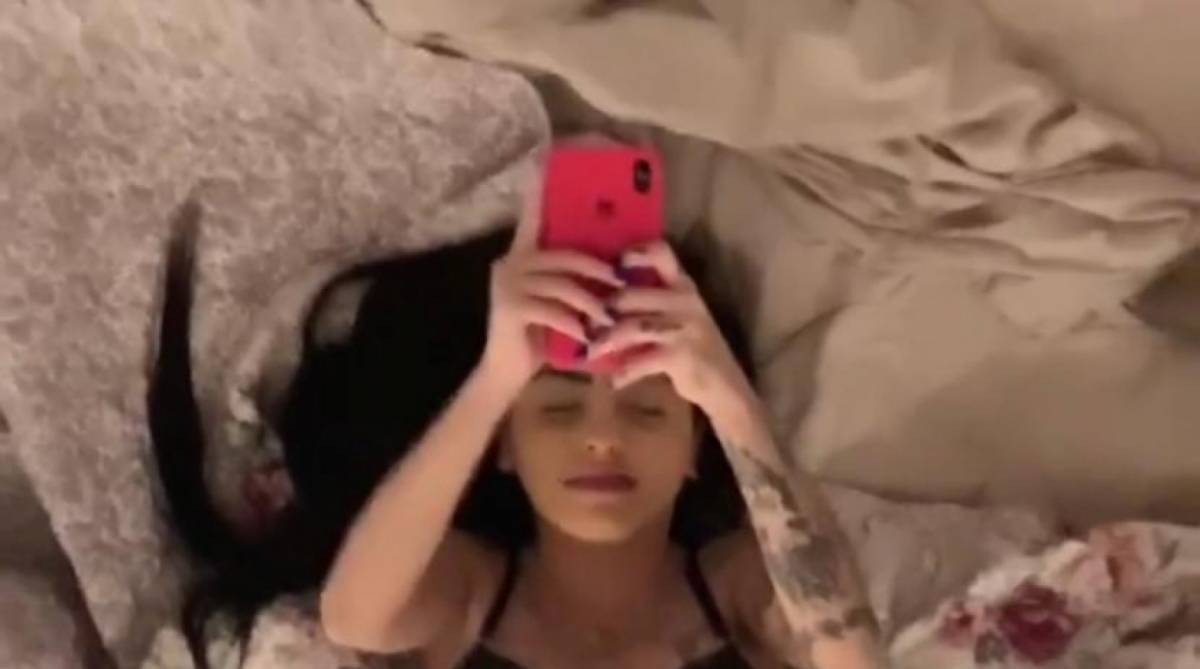 MC Mirella tem um espelho no teto do quarto 
