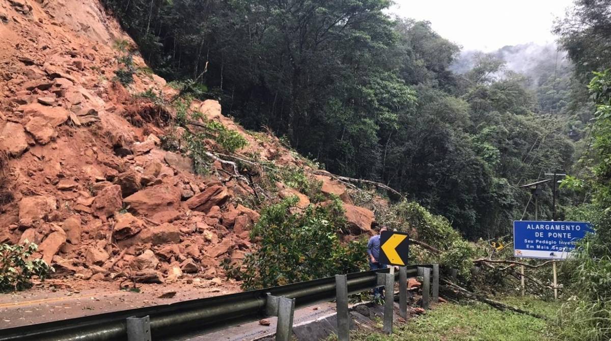 Queda de barreira interrompeu tr&aacute;fego nos dois sentidos da RJ-116