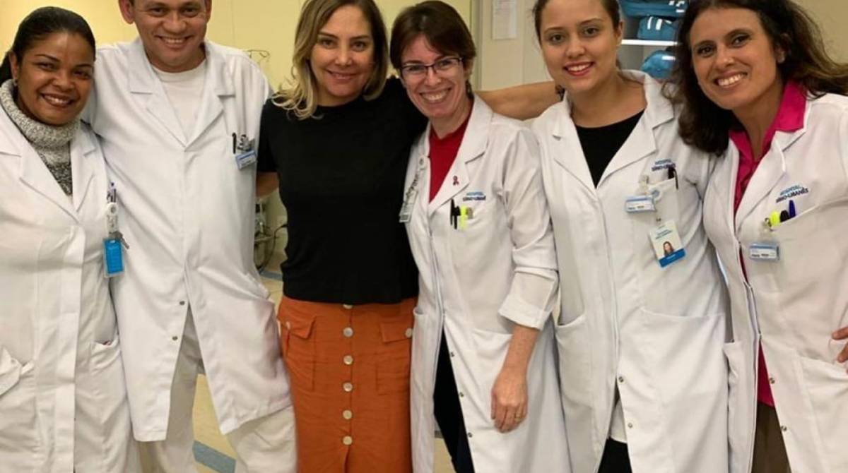 Heloisa Perissé fez questão de registrar uma foto com os médicos que a ajudaram no tratamento contra o câncer - Reprodução/Instagram