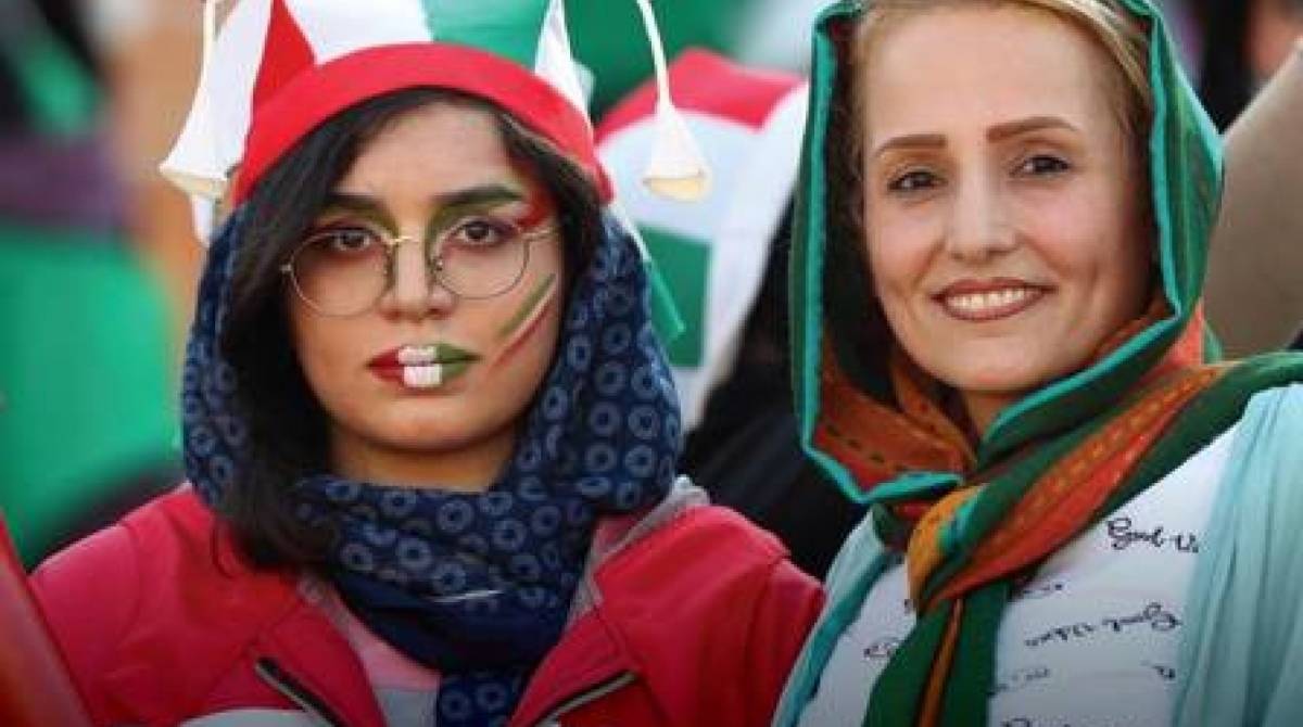 Torcedoras marcam presença em estádio do Irã após 40 anos