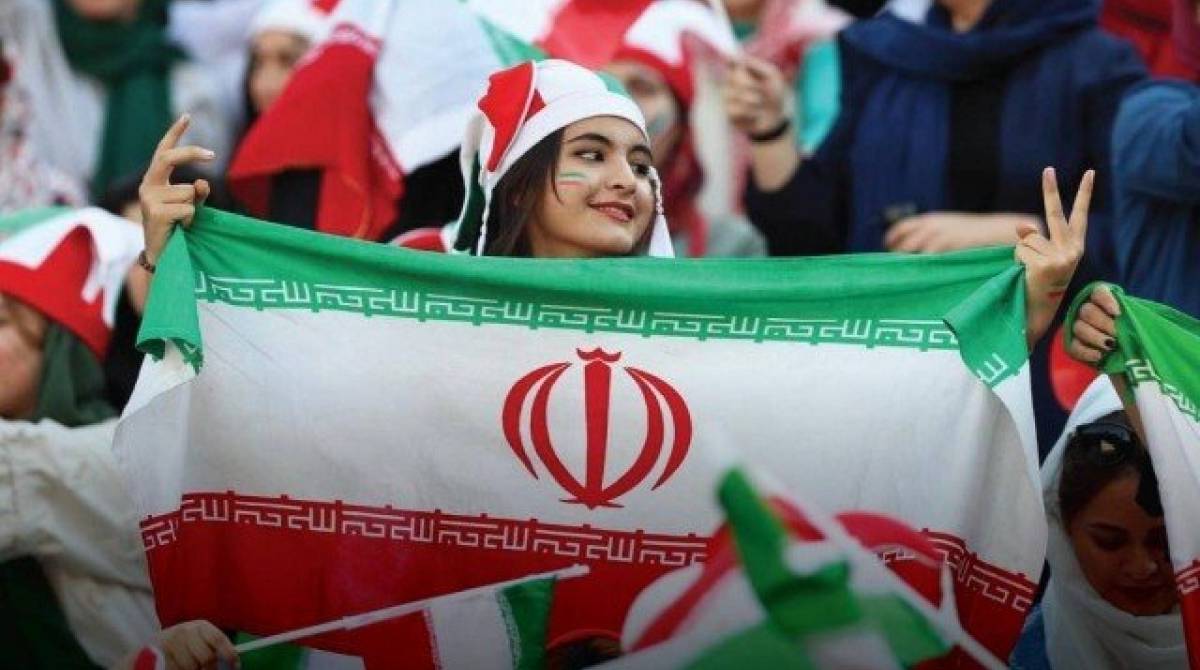 Torcedoras marcam presenÃ§a em estÃ¡dio do IrÃ£ apÃ³s 40 anos