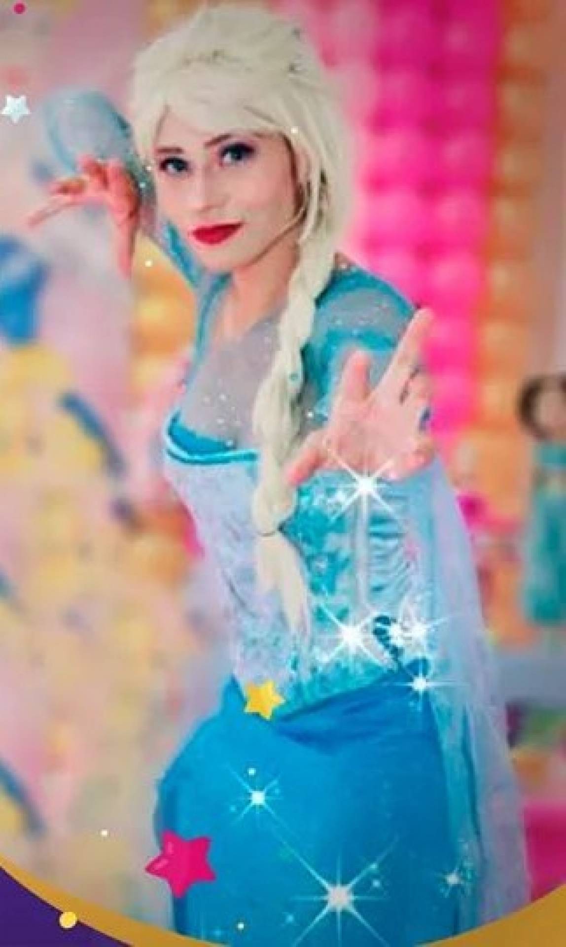 O cosplay da rainha Elsa de Arendelle, tamb&eacute;m conhecida como a Rainha da Neve, para alegria da crian&ccedil;ada  