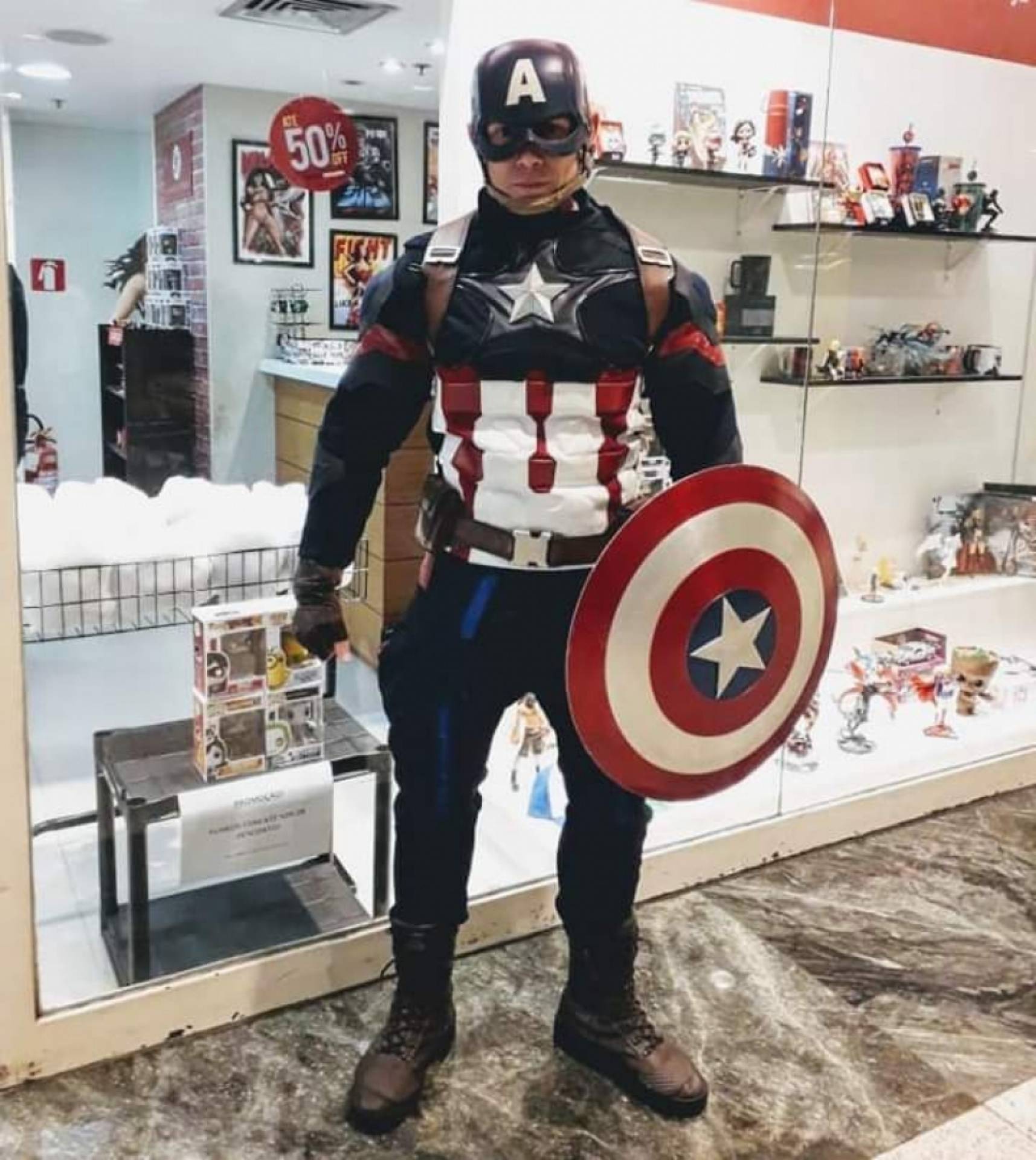 a Family Geek Brasil traz um cosplay do Capit&atilde;o Am&eacute;rica para interagir com a meninada