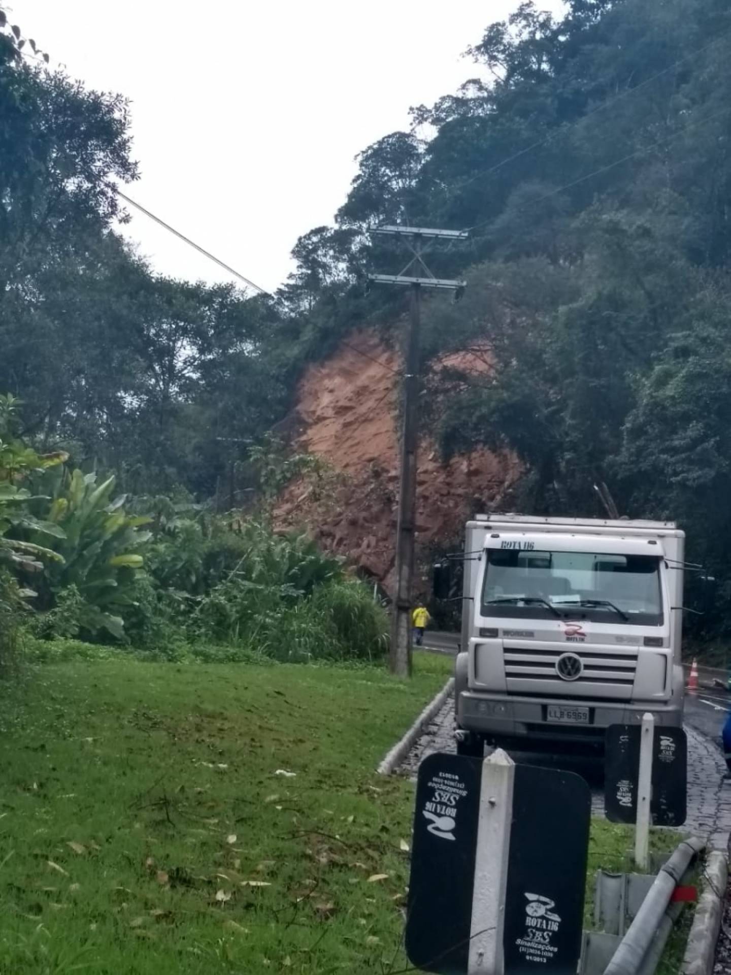 Queda de barreira interrompeu tráfego nos dois sentidos da RJ-116