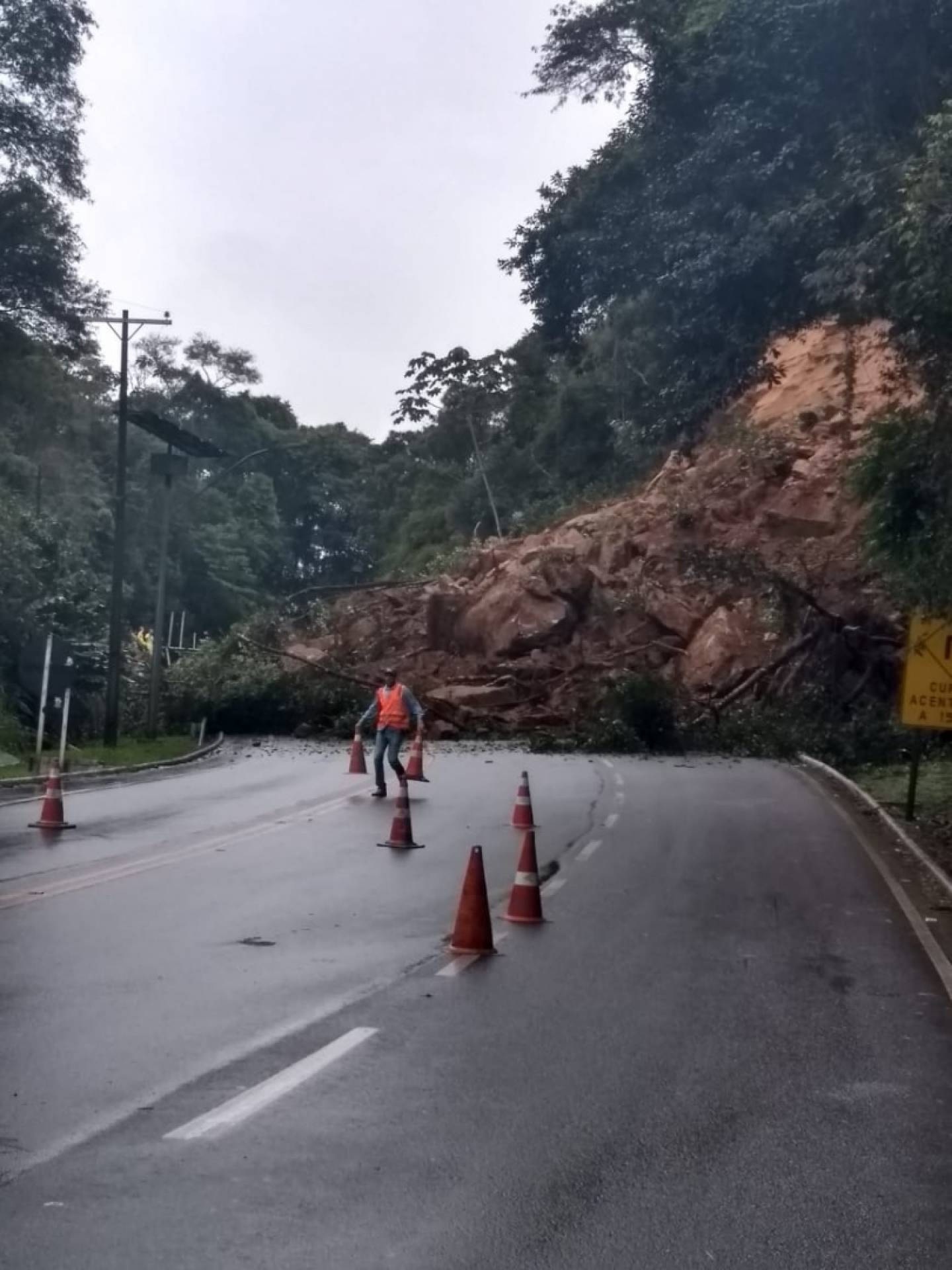 Queda de barreira interrompeu tráfego nos dois sentidos da RJ-116 - Reprodução/WhatsApp O Dia