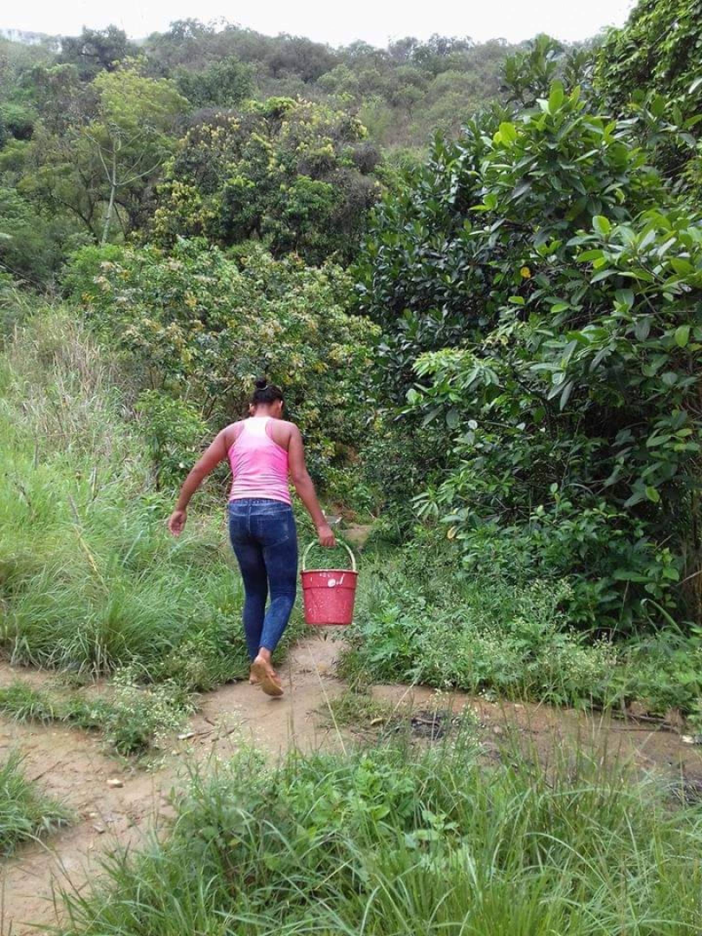 Mina é uma das poucas opções para os moradores, mas é preciso buscar a água com baldes