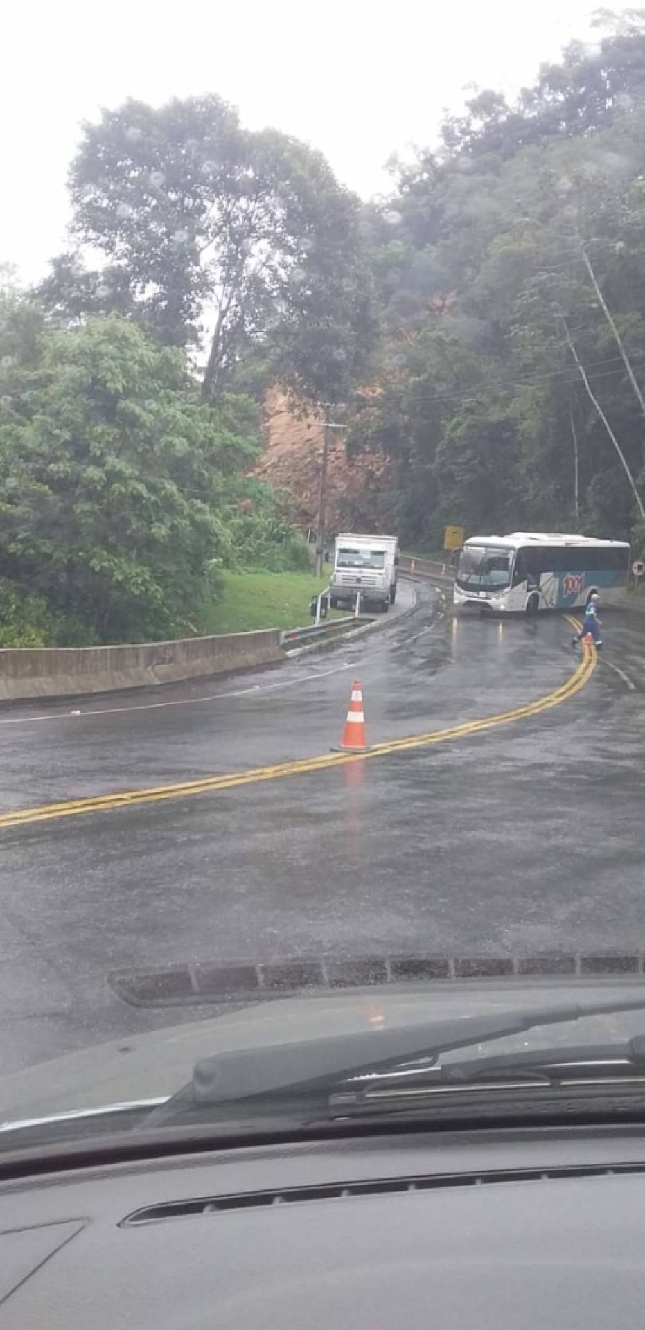 Queda de barreira interrompeu tráfego nos dois sentidos da RJ-116