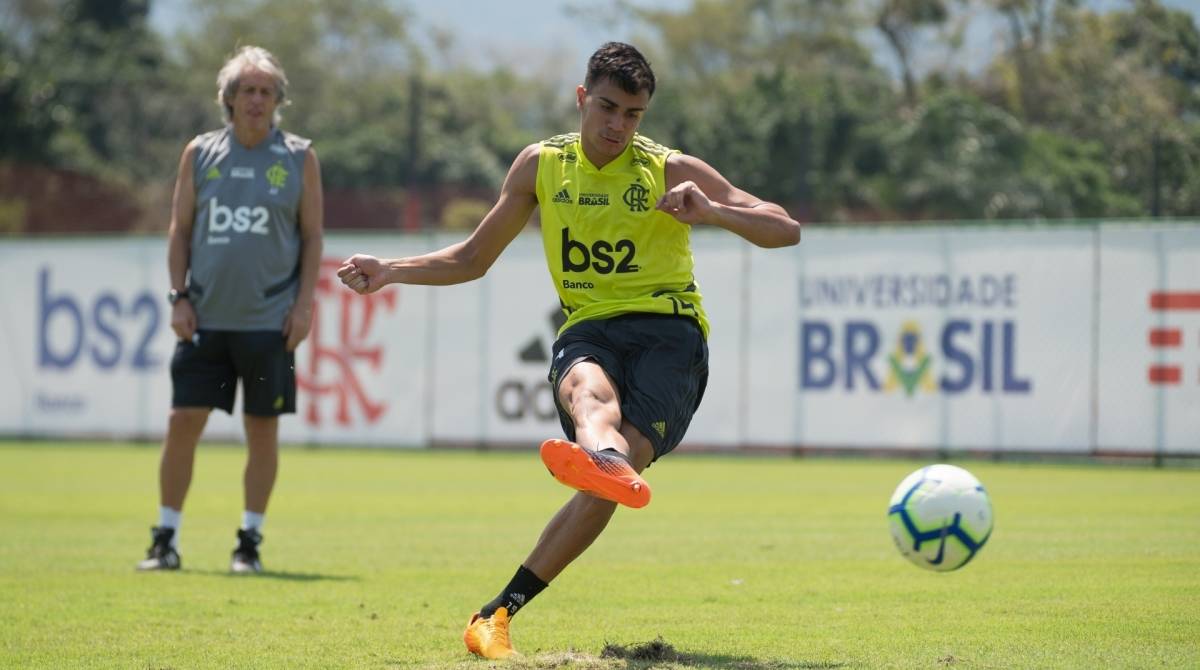 Observado por Jorge Jesus, Reinier treina no Ninho